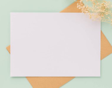 Kutlama için zarflı boş tebrik kartı, düğün kartları, doğum günü kartı, tasarım için model.