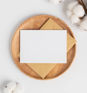 Kutlama için zarflı boş tebrik kartı, düğün kartları, doğum günü kartı, tasarım için model.