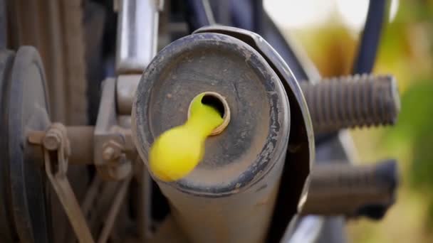 Σιγαστήρας Μοτοσικλέτας Κίτρινο Μπαλόνι Που Παρουσιάζεται Για Έλεγχο Πίεσης Ζεστού — Αρχείο Βίντεο
