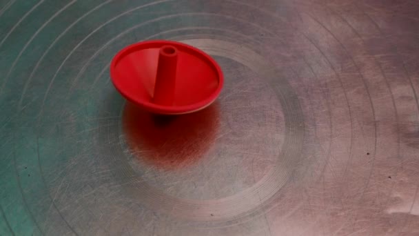 Пластиковий Спінер Червоного Кольору Обертається Годинниковою Стрілкою Повільною Швидкістю Руху — стокове відео