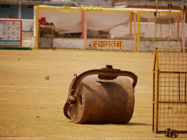 Demir, Hindistan 'ın Katni Madhya Pradesh kentindeki bakım amaçlı spor sahalarında tutulan paten ekipmanı Mart 2022' de üretildi..