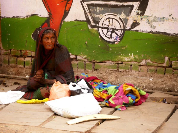 Indian Poor Beggar Female Sitting Wall Corner Critical Condition City — Stock Photo, Image