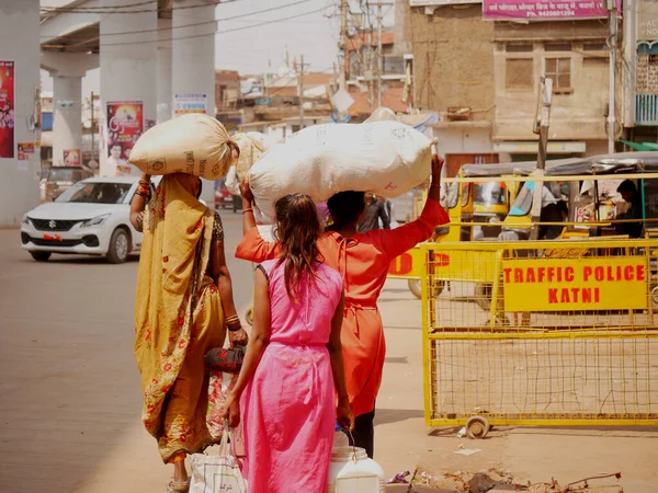 Asian Poor Family Group People Going Heavy Luggage Transportation Roadside — Stock Photo, Image