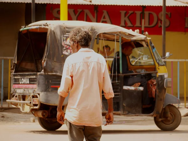 Indian Village Poor Man Crossing Road Auto Rickshaw Background Road — Stock Photo, Image