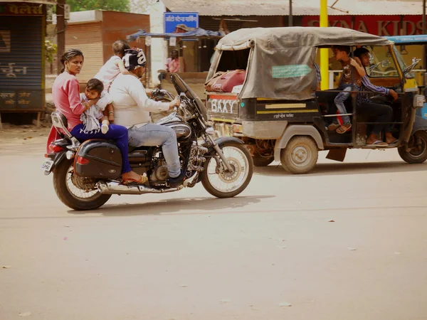 Transport Familial Indien Sur Image Moto Lors Foule Circulation Ville — Photo