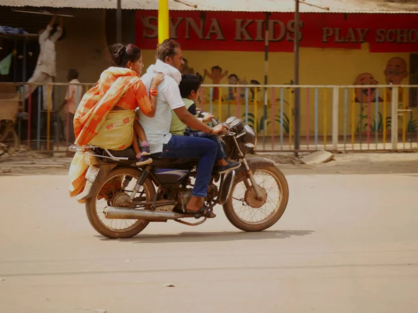 Asian Family Transportation Motorbike Normal Speed Road City Katni Madhya — Stock Photo, Image
