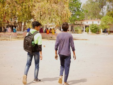 Hindistan 'da Katni Madhya Pradesh şehrinde gündüz vakti iki Hintli çocuk okul binasında eğitim görecek..