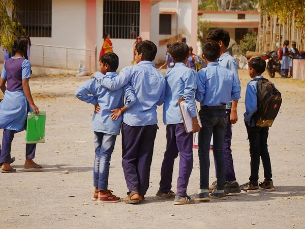 Hindistan 'daki Katni Madhya Pradesh şehrinde gündüz vakti okul mimarisi alanında bir araya gelen bir grup Hintli öğrenci 2022 Mart' ında.