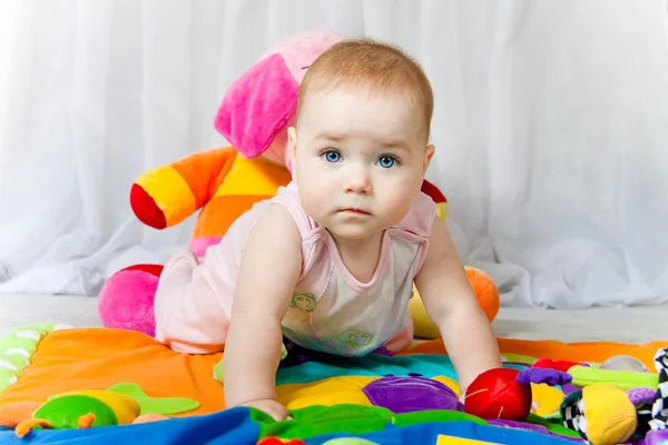 Blauwe ogen schattige baby — Stockfoto