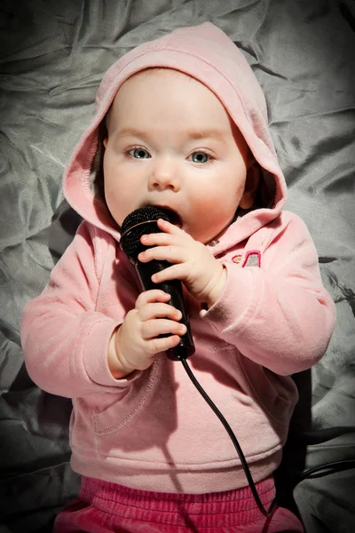 Baby met microfoon — Stockfoto
