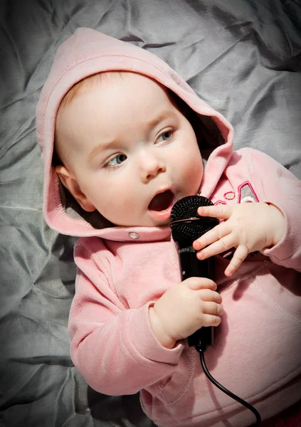 Bebé con micrófono Fotos De Stock