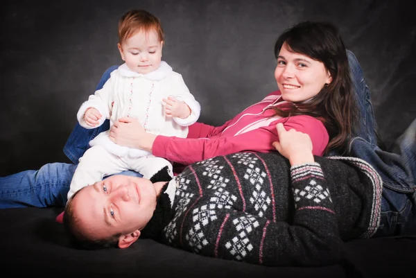 Feliz joven padres y pequeño bebé —  Fotos de Stock