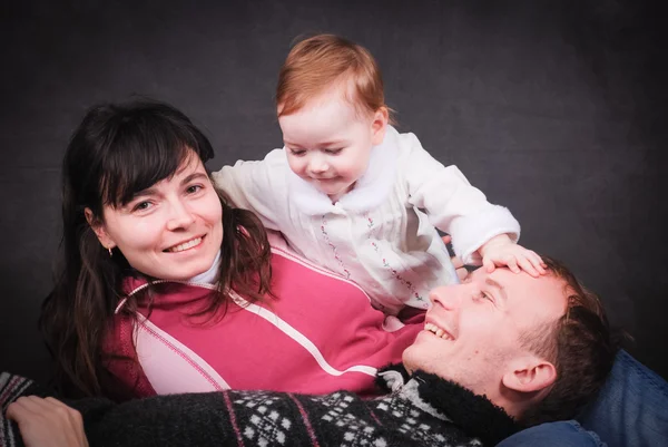 幸せな若い親と赤ちゃん — ストック写真