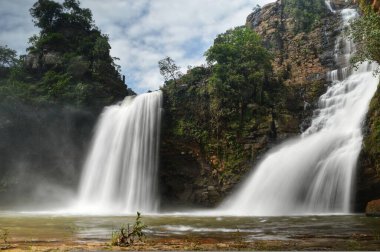 Chhattisgarh şelaleleriyle ünlüdür. Bu muhteşem şelalelerden biri Tirathgarh Şelalesidir. Burada düşüş birkaç şelaleye bölünür ve çarpıcı bir manzara yaratır..