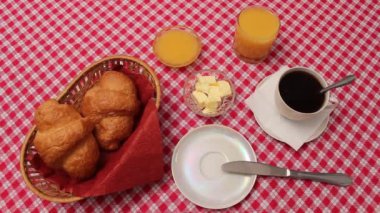 kahve ve kruvasan kahvaltı için bal ve tereyağı ile