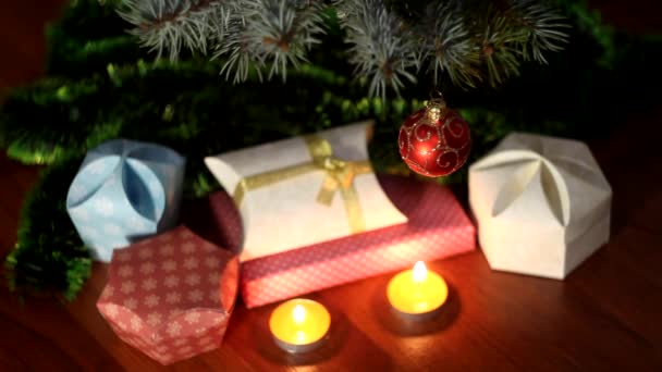 Árbol de Navidad, velas y regalos — Vídeo de stock