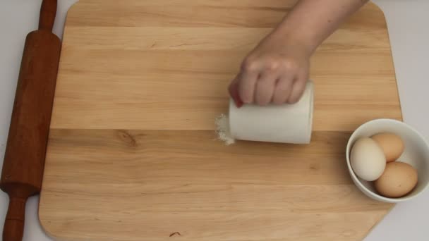 Beredning av degen görs från mjöl och ägg — Stockvideo