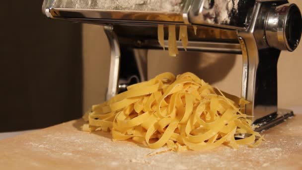 Preparación de pasta tradicional en condiciones domésticas — Vídeos de Stock