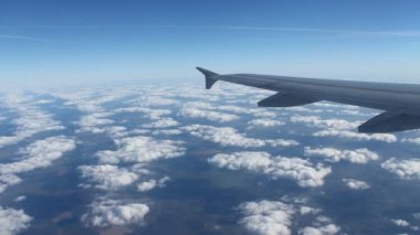 kanatlar uçağın altında