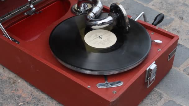 Vintage records on the gramophone — Stock Video