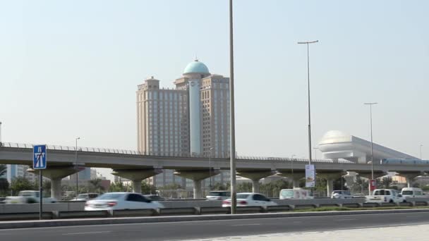 Metro and traffic in Dubai — Stock Video