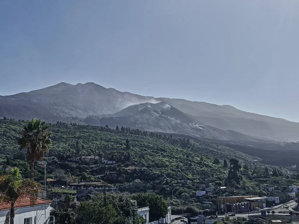 Cumbre Vieja volcano on La Palma burn out in January 2022, smoke