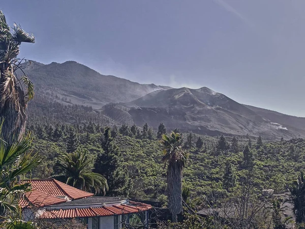 位于拉帕尔马的Cumbre Vieja火山于2022年1月烧毁，烟尘弥漫 — 图库照片