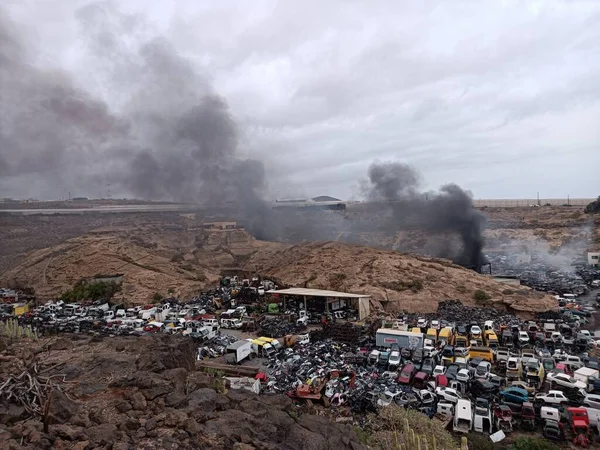 Granadilla de Abona, Tenerife- 18 Ocak 2022: Desguaces Insulares araba deposunda büyük bir yangın