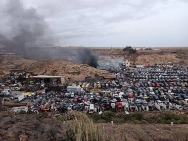 Granadilla de Abona, Tenerife- 18 Ocak 2022: Desguaces Insulares araba deposunda büyük bir yangın