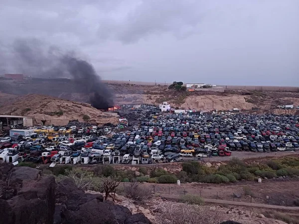 Granadilla de Abona, Tenerife- 18 Ocak 2022: Desguaces Insulares araba deposunda büyük bir yangın