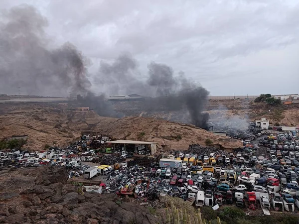 Granadilla de Abona, Tenerife- 18 Ocak 2022: Desguaces Insulares araba deposunda büyük bir yangın