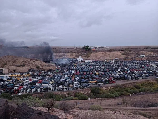 Granadilla de Abona, Tenerife- 18 Ocak 2022: Desguaces Insulares araba deposunda büyük bir yangın