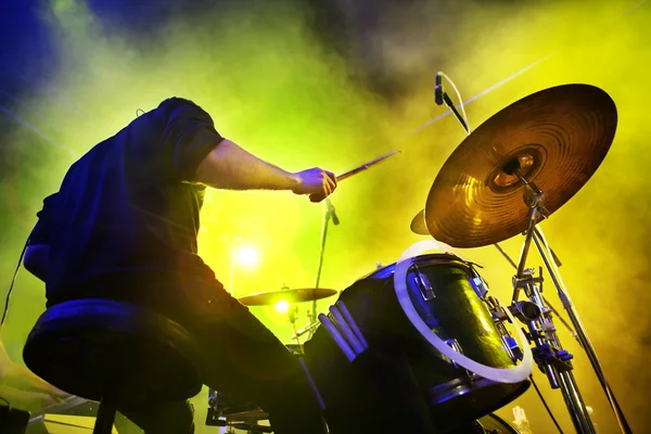 Jongen het drummen. Live concert en fase lichten. — Stockfoto