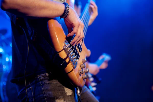 Молодий чоловік грає на бас-гітарі наживо. Тіло . — стокове фото