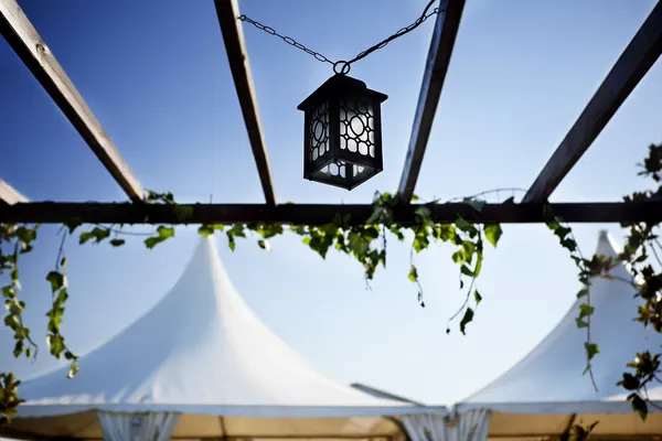 Beautiful ceremony venue with flowers and blue sky — Stock Photo, Image