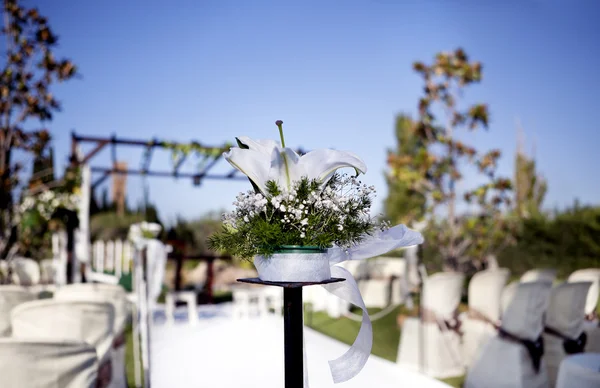 Hermoso lugar de ceremonia con flores y cielo azul — Foto de Stock