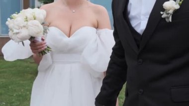 Damat bulutlu bir günde geline sarılır.