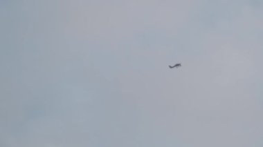 Bulutlu havalarda gökyüzünde uçak uçar