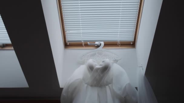 Vestido Noiva Pendurado Cabide — Vídeo de Stock