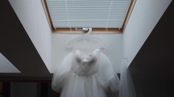 Весільна Сукня Висить Вішалці — стокове відео