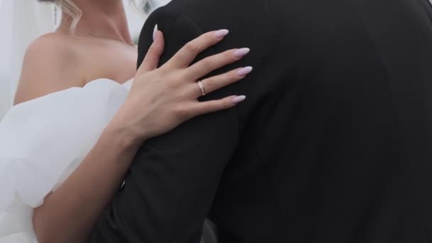 Vőlegény Megöleli Menyasszonyt Egy Felhős Napon Közelkép — Stock videók