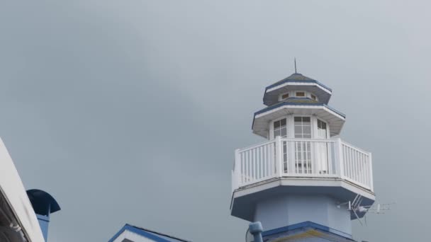 Bovenkant Van Vuurtoren Tegen Lucht — Stockvideo