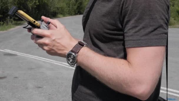 警官からの遠隔操作の男の手 — ストック動画