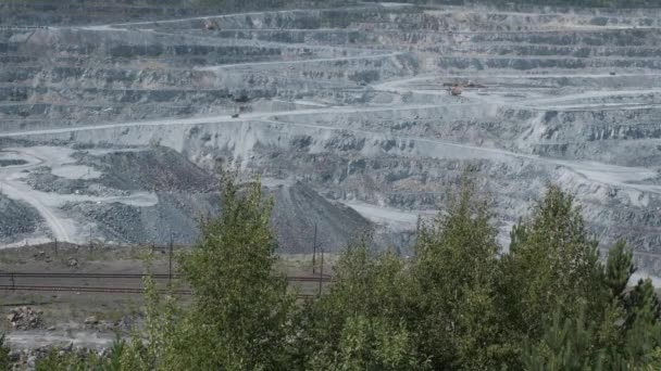 Λατομείο Αμίαντου Ένα Σκουπιδιάρικο Ανοιχτό Λάκκο Πεταμένα Φορτηγά Βιομηχανία Εξόρυξης — Αρχείο Βίντεο