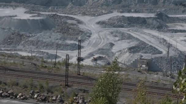 Azbeszt Kőfejtő Egy Kukásautó Munkában Nyílt Gödörben Teherautók Bányászat Bányászkamionok — Stock videók