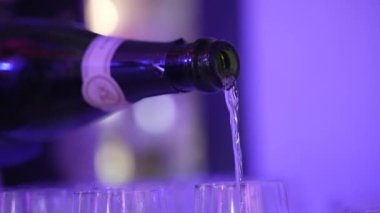 Garson kadehlere şampanya dolduruyor.