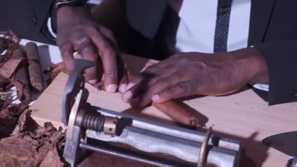 Африканец Курит Сигару Листа Руками — стоковое видео