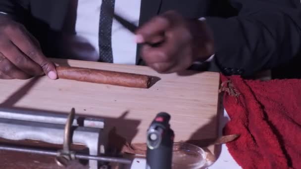 Αφρικανός Καπνίζει Πούρο Από Ένα Φύλλο Χέρια Του — Αρχείο Βίντεο
