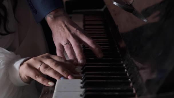 Mãos Dos Recém Casados Tocar Piano Close — Vídeo de Stock
