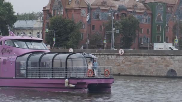 Veerboot Met Passagiers Rivier Stad — Stockvideo